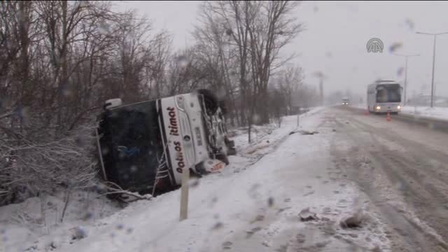 Afyonkarahisar'da yolcu otobüsü devrildi: 33 yaralı