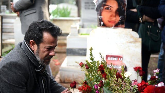 Kızının Mezarını Ziyaret Eden Babanın Sözleri Herkesi Ağlattı