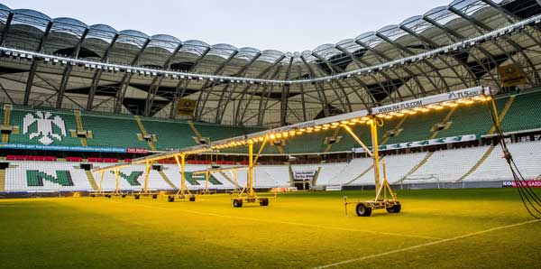 Torku Arena'da Çimler "Solaryum"la Esmerleşiyor