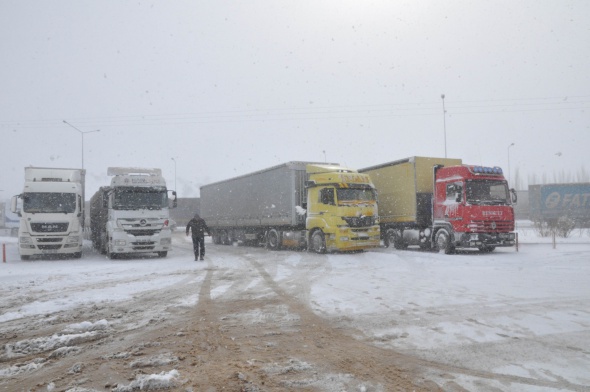 Kamyoncuların kar mücadelesi