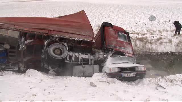 Konya'da zincirleme trafik kazası-3 yaralı