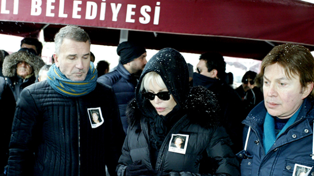 Fikret Şeneş'in Cenazesinde Ajda'ya Büyük Şok