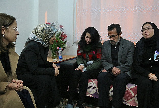 Sare Davutoğlu'ndan Özgecan'ın ailesine ziyaret