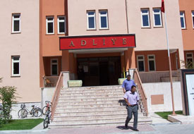 Adliyede vatandaşa ikinci sınıf muamele