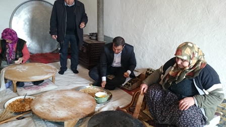 Tuzcuoğlu’na börek ikramı