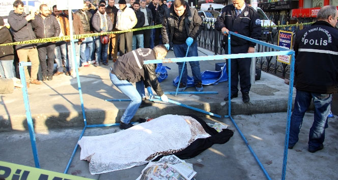 Tramvay yoluna giren minibüs dehşet saçtı TIKLA-İZLE