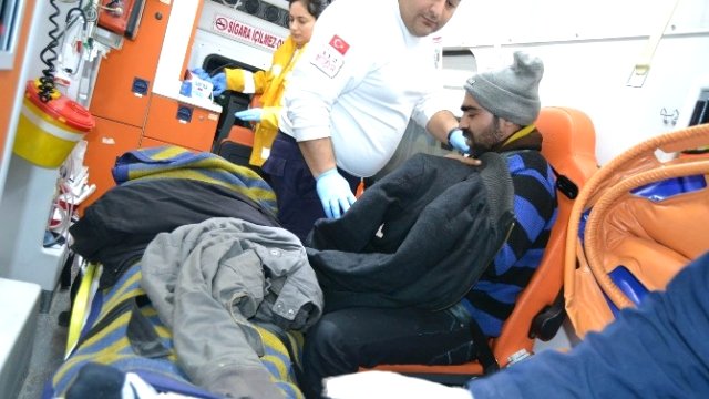 Kulu'da Otomobil Refüje Çarptı: 2 Yaralı