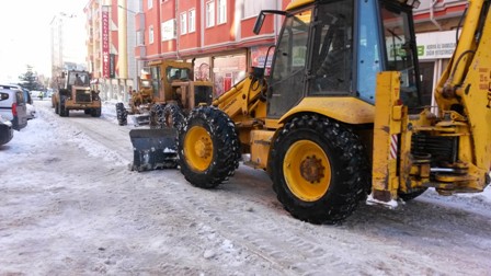 Karlar sulama kanallarına aktarılıyor