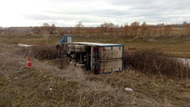 Konya'da Kamyon Şarampole Devrildi: 2 Yaralı