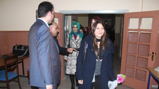 Öğretmenlere Çiçekli Karşılama