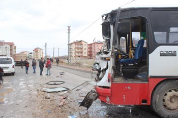 Belediye otobüsü ile kamyon çarpıştı: 1 yaralı