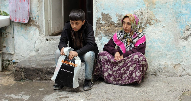 Öğretmenine elektriklerinin kesik olduğunu söylemeye utanıyor