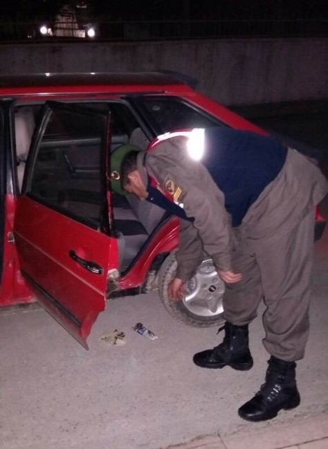 Jandarmayı Görünce Araçtan Atılan Paketten Uyuşturucu Çıktı
