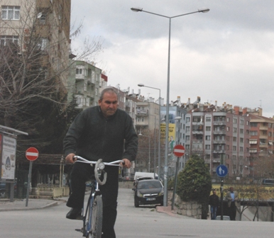 "Bisikletlilere biraz saygı lütfen! "
