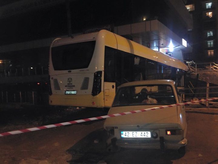 Kaza yapan otobüs iş merkezine çarparak durabildi