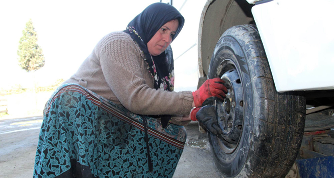 Lastik tamircisi 3 çocuk annesi kadın görenleri şaşırtıyor