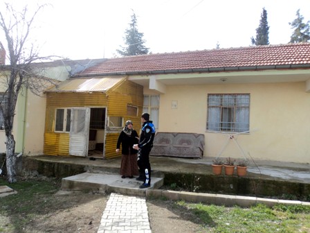 Yunak polisinden yardım