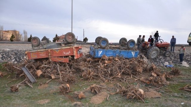 Ağaç Kökü Yüklü Traktör Devrildi: 2 Yaralı
