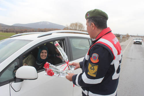 Jandarma’dan kadın sürücülere çiçekli sürpriz
