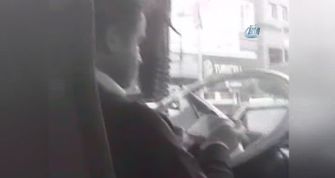 Direksiyon başında oyun oynayan şoför TIKLA-İZLE