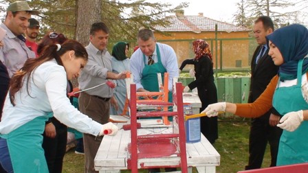 Kaymakamı sandalye boyadı