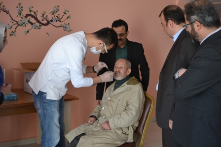 Huzurevinde diş kontrolü yapıldı