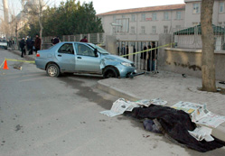 Kaldırımda bekleyenleri çiğnedi
