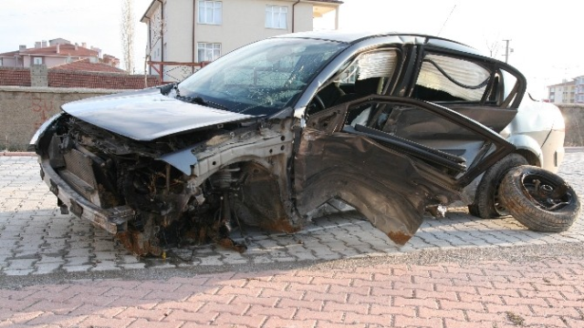 Konya'da İki Otomobil Çarpıştı: 2 Yaralı