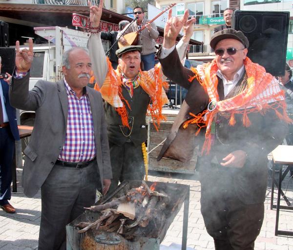 MHP'li Aday Adayı, 'Bozkurt'u 'Rockçı' İşaretiyle Karıştırdı