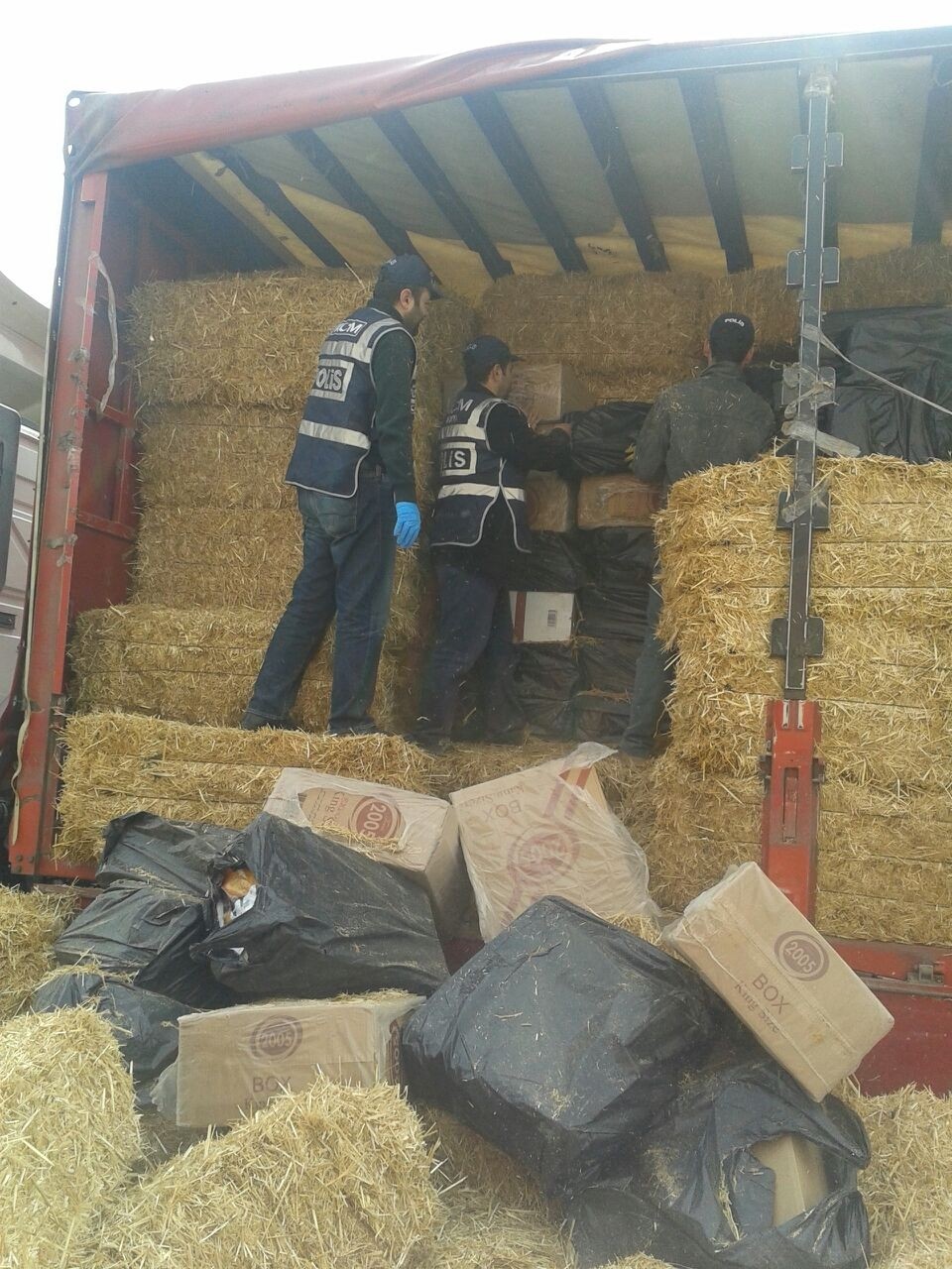 Saman balyaları arasında kaçak sigara sevkıyatı