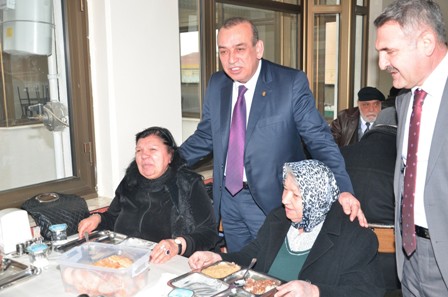 Yaşlılara ‘esnaf çorbası’ ikram edildi