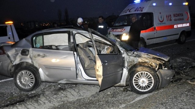 Konya'da Otomobilde Sıkışan Yaralı Kadını İtfaiye Kurtardı