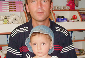 Çocuğu öpmek isterken keneyi fark etmiş