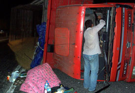 Yüklü kamyon virajı alamadı