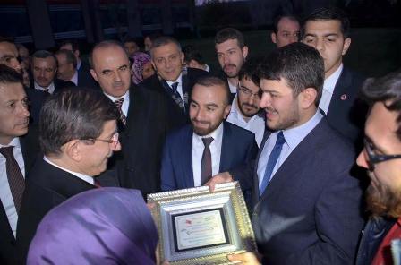 Karatay Gençlik Kolları Davutoğlu’na Teşekkür Plaketi Verdi