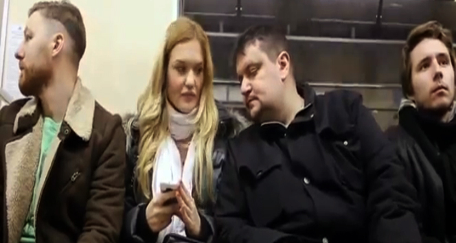 Kadın telefonuna bakan adama bakın ne yaptı? TIKLA-İZLE