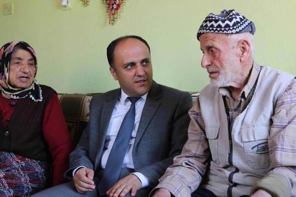Başkan Altun yaşlıları ziyaret etti