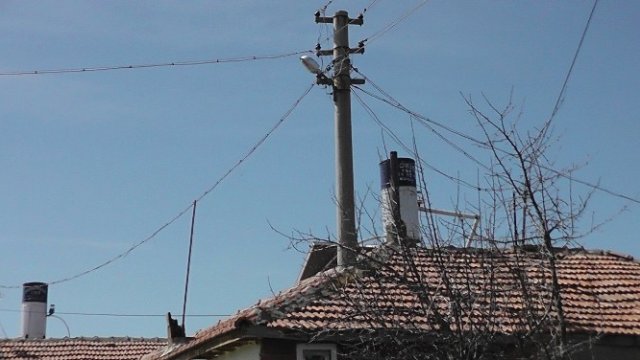 Evin Ortasındaki Elektrik Direği Görenleri Şaşırtıyor