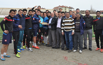 Akşehirspor’a taraftarlardan tatlı doping