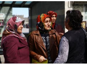 Gözlü yaşlı anneler barış için güvercin uçurdu