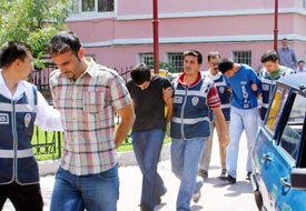 Sahte kimliklerle banka kredisi almışlar