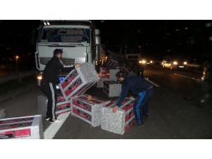 Tırdan savrulan yalıtım malzemeleri otoyolda ulaşımı aksattı