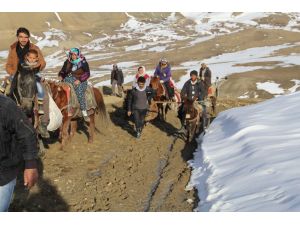 Ulaşımlarını at ve eşeklerle sağlıyorlar