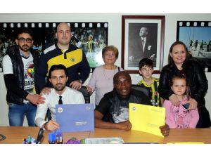 Fenerbahçeli futbolcular, taraftarla buluştu