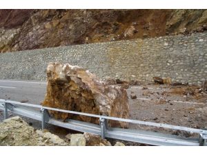 Elazığ'da karayoluna kaya düştü