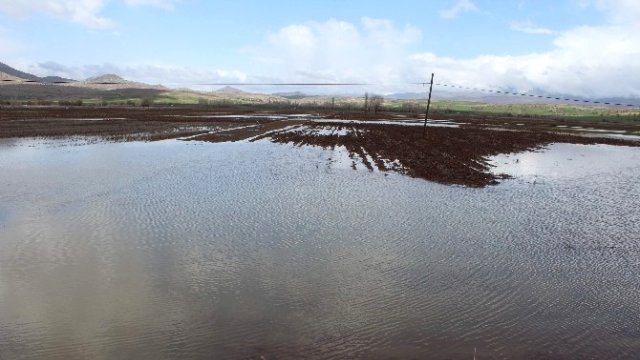Taşan Dere Vatandaşı Mahsur Bıraktı, Ekili Alanlar Sular Altında Kaldı