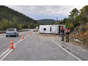 Antalya'da tur otobüsü devrildi: 1 ölü, 19 yaralı