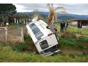 Manisa'da işçi servisi devrildi: 7 yaralı