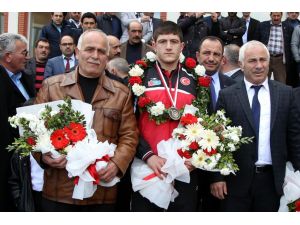 Milli güreşçiye mehteranlı karşılama