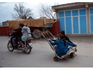 Motosikletle tehlikeli yolculuğun böylesi...